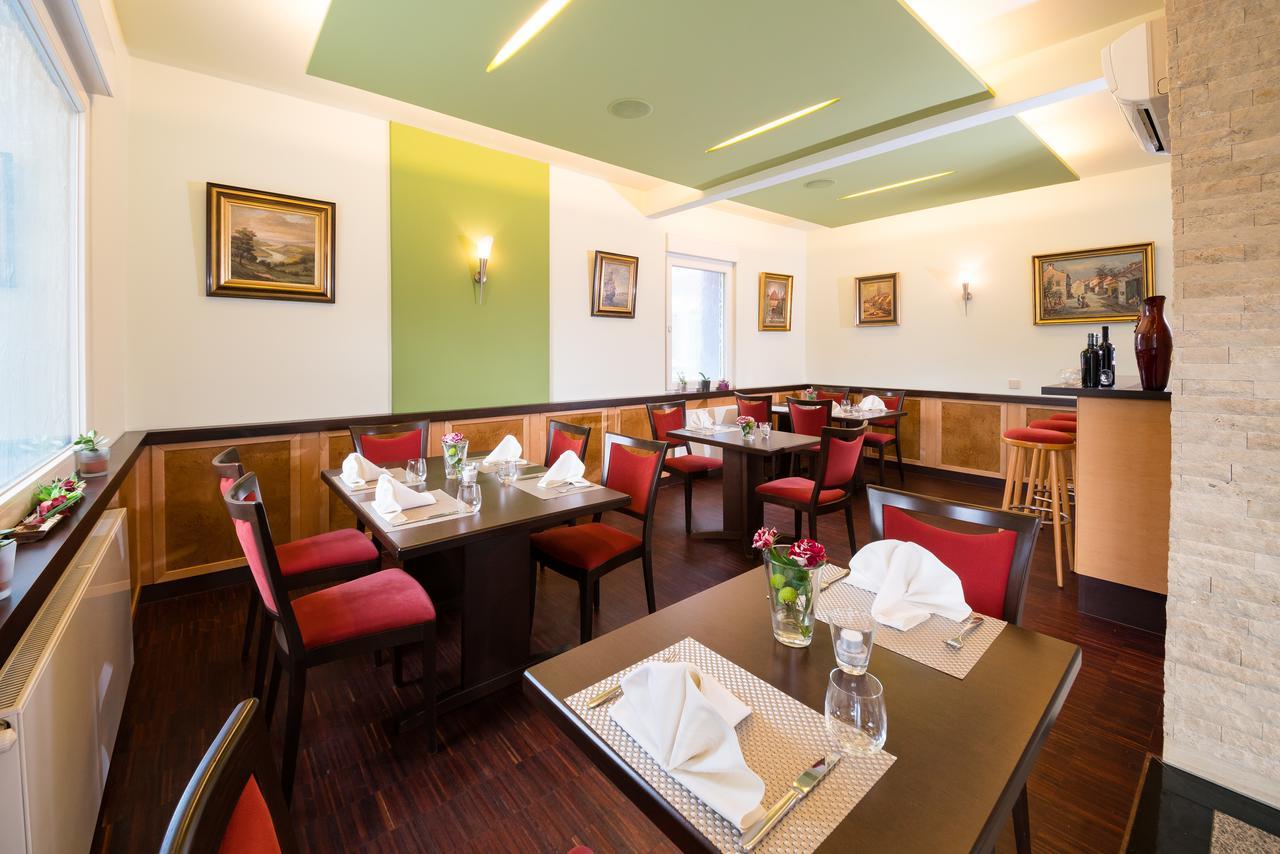Hotel Restaurant Vater Rhein Woerth am Rhein Esterno foto